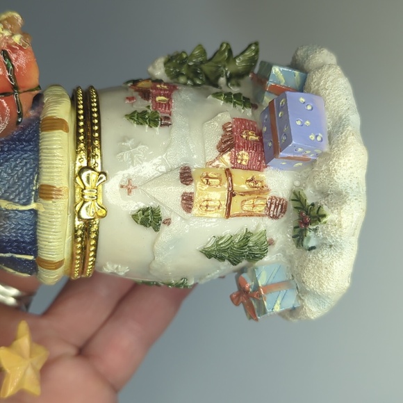 Resin Snowman Collectible Trinket Box with bird, gifts and star - Picture 2 of 6